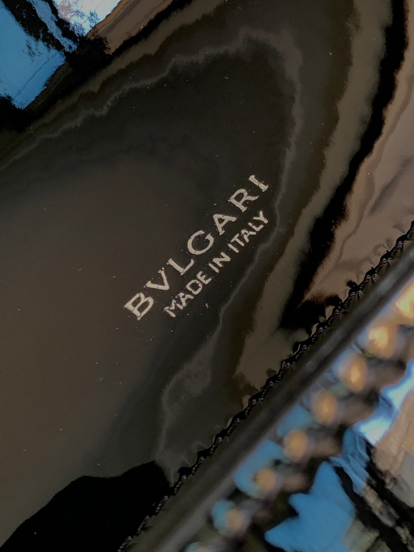 45-13.jpeg BVLGARI 宝格丽 Serpenti Forever East-West 向小号单肩包22cm 漆皮与金属光泽小牛皮斜挎手提包 蛇头搭扣 - 图片 18