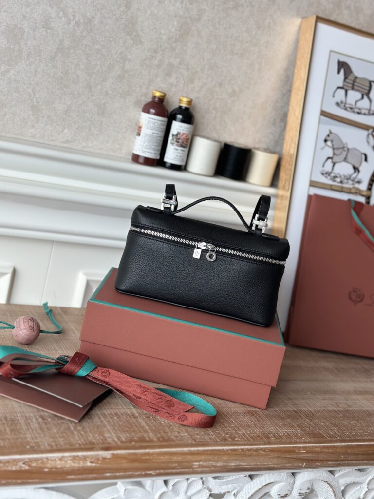 Loro Piana 诺悠翩雅 Extra Pocket L19 饭盒包 可斜挎肩背手提包 全颜色可选 – Image 9 Loro Piana 诺悠翩雅 Extra Pocket L19 饭盒包 可斜挎肩背手提包 全颜色可选 – Image 9