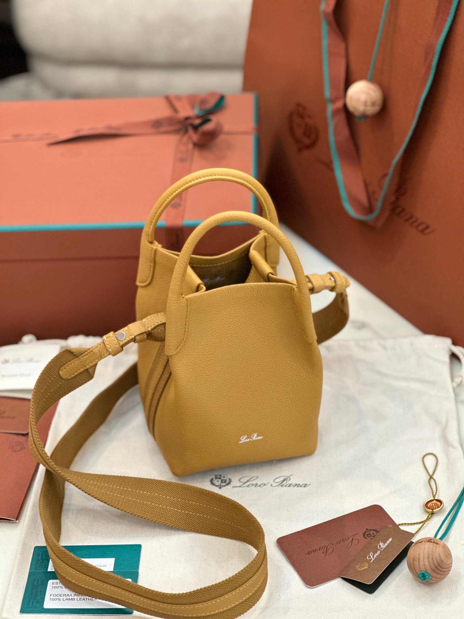 47-7.jpeg Loro Piana 诺悠翩雅 Bale 迷你水桶包16x23cm 粒面小牛皮肩背与斜挎手袋 - 图片 14