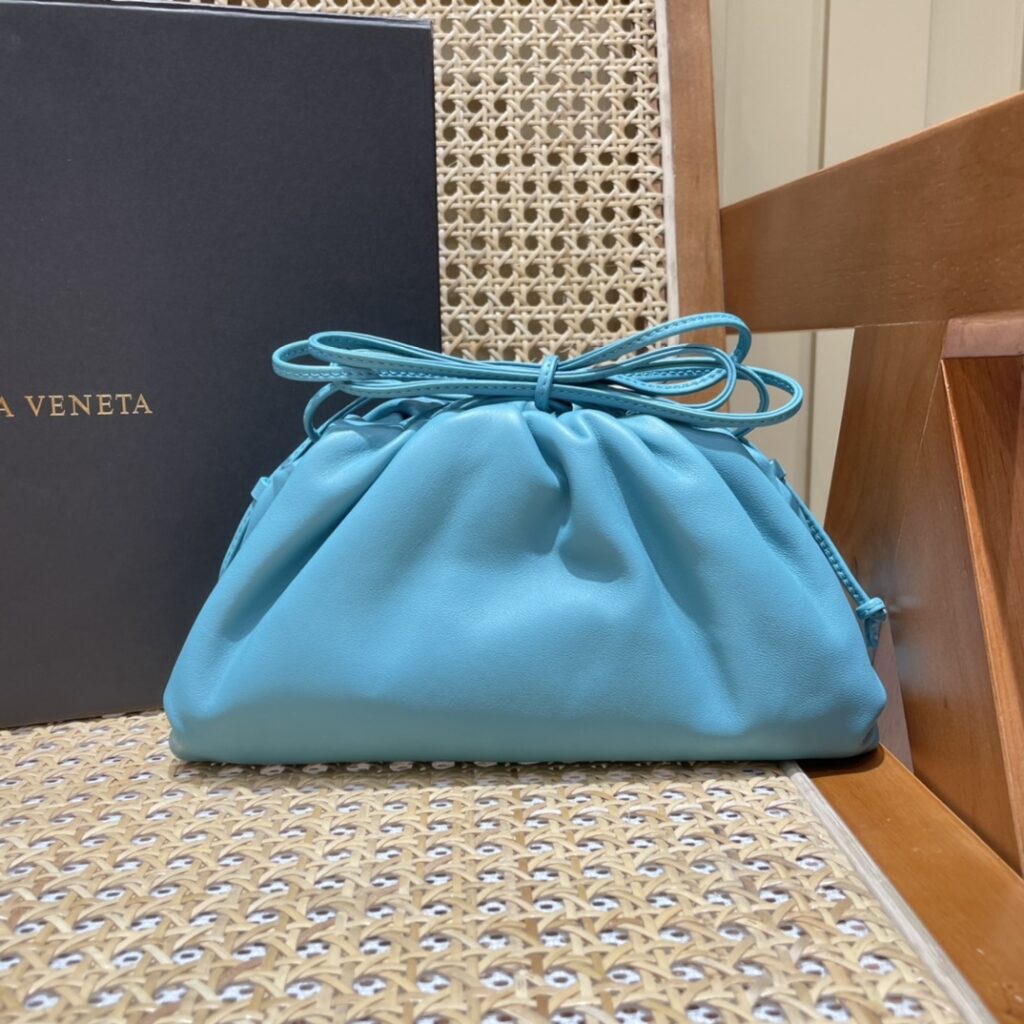 BV 葆蝶家 The Mini Pouch 迷你云朵包22cm 小牛皮单肩斜挎手拿包 8色 – Image 12 BV 葆蝶家 The Mini Pouch 迷你云朵包22cm 小牛皮单肩斜挎手拿包 8色 – Image 12