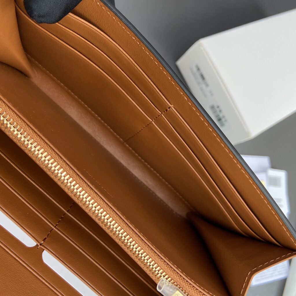 CELINE 赛琳 TRIOMPHE 凯旋门大号翻盖钱包19cm WOC 经典老花、黑色与卵石色小牛皮 – Image 5 CELINE 赛琳 TRIOMPHE 凯旋门大号翻盖钱包19cm WOC 经典老花、黑色与卵石色小牛皮 – Image 5