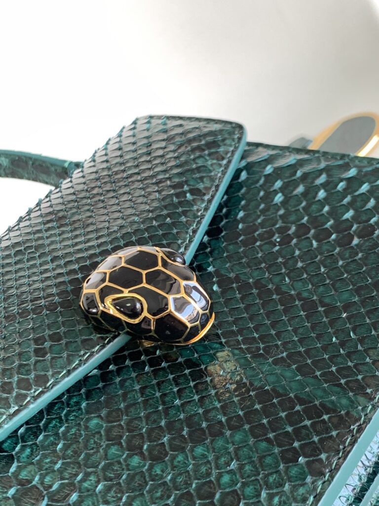 宝格丽 Bvlgari Serpenti Forever 森林翡翠绿蟒蛇皮蛇头包18cm 三层手提风琴包 – Image 5 宝格丽 Bvlgari Serpenti Forever 森林翡翠绿蟒蛇皮蛇头包18cm 三层手提风琴包 – Image 5
