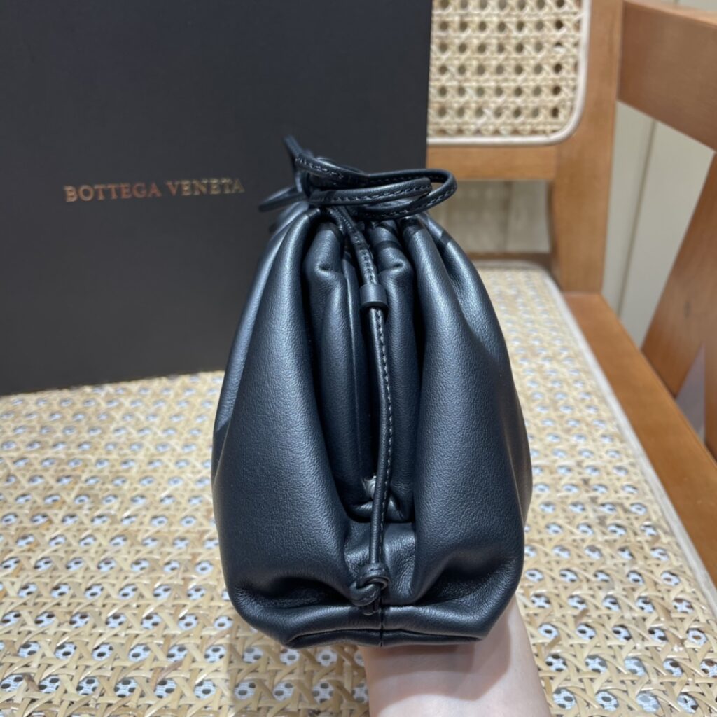 BV 葆蝶家 The Mini Pouch 迷你云朵包22cm 小牛皮单肩斜挎手拿包 8色 – Image 3 BV 葆蝶家 The Mini Pouch 迷你云朵包22cm 小牛皮单肩斜挎手拿包 8色 – Image 3