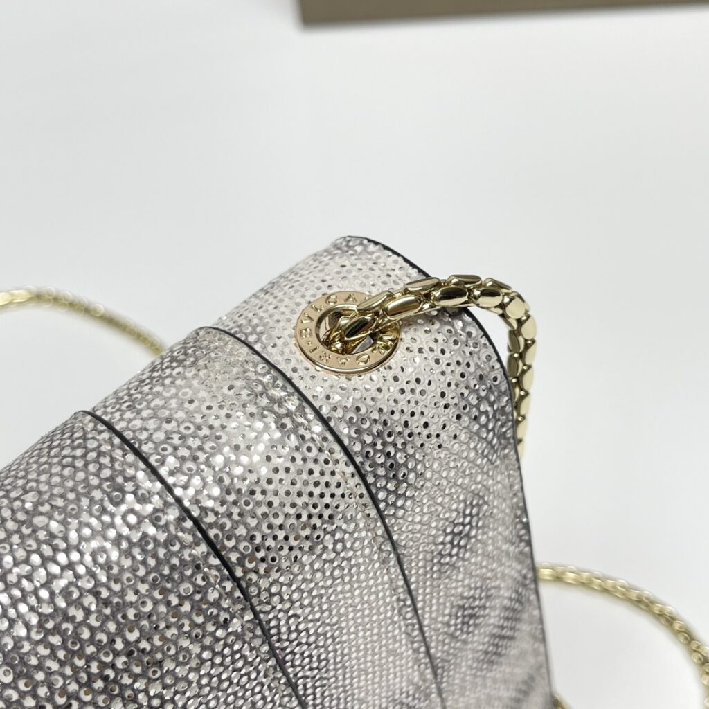 BVLGARI宝格丽 Serpenti Forever 银白色水蛇皮翻盖包 奢华蛇头包单肩斜挎包 20cm – Image 5 BVLGARI宝格丽 Serpenti Forever 银白色水蛇皮翻盖包 奢华蛇头包单肩斜挎包 20cm – Image 5