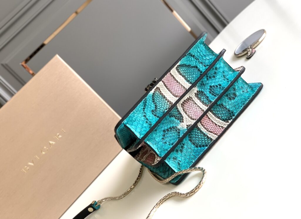 宝格丽 BVLGARI Serpenti Forever 蟒蛇皮翻盖包 VIP定制北极碧玉色奢华珍稀皮蛇头包 手提风琴包 链条斜挎包 双尺寸可选 – Image 6 宝格丽 BVLGARI Serpenti Forever 蟒蛇皮翻盖包 VIP定制北极碧玉色奢华珍稀皮蛇头包 手提风琴包 链条斜挎包 双尺寸可选 – Image 6
