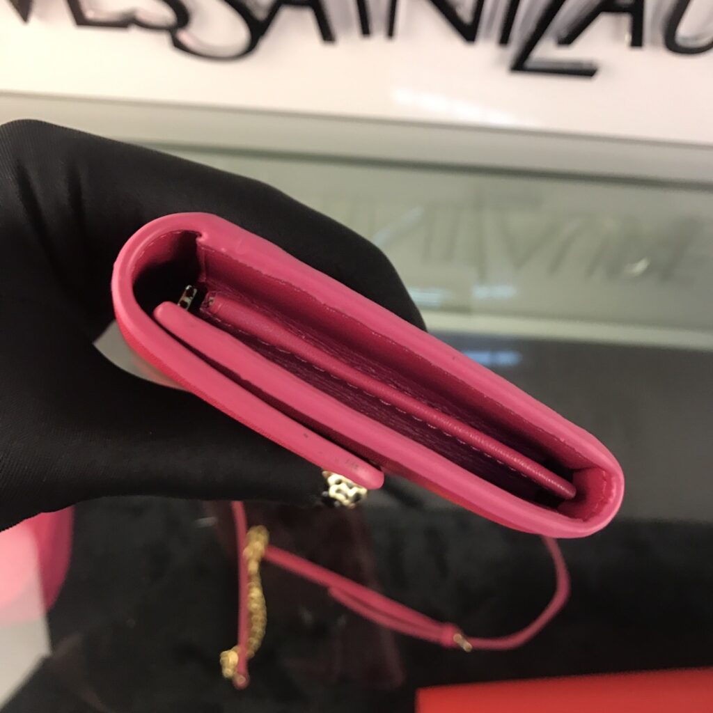 宝格丽 BVLGARI 经典蛇头扣拉链长款钱夹 19cm 玫红星形印花女士斜挎链条包 – Image 5 宝格丽 BVLGARI 经典蛇头扣拉链长款钱夹 19cm 玫红星形印花女士斜挎链条包 – Image 5