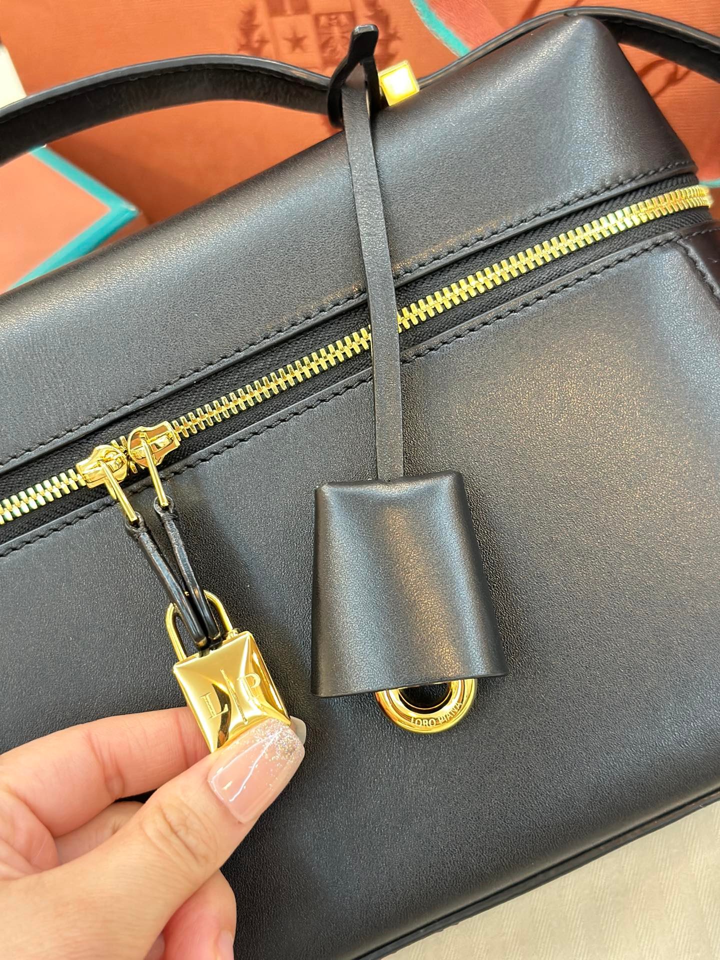 5-146.jpeg Loro Piana 诺悠翩雅 Extra Bag 27优质小牛皮手袋 配钢制五金 手提斜挎包 4色 - 图片 5