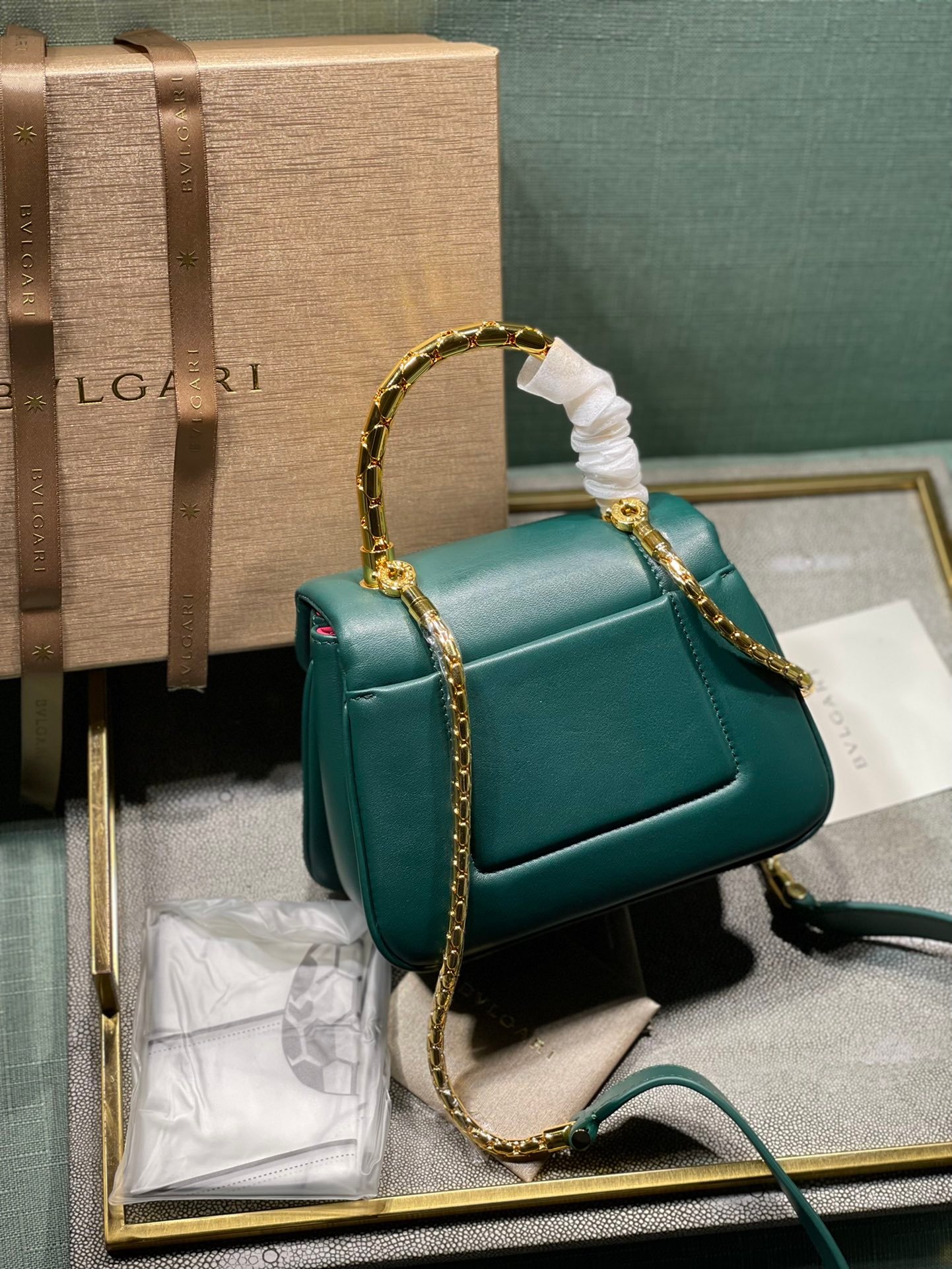 5-155.jpeg BVLGARI 宝格丽 Serpenti Reverse 小型绗缝小牛皮手提包20cm 配蛇形金属手柄和斜挎肩带 - 图片 4