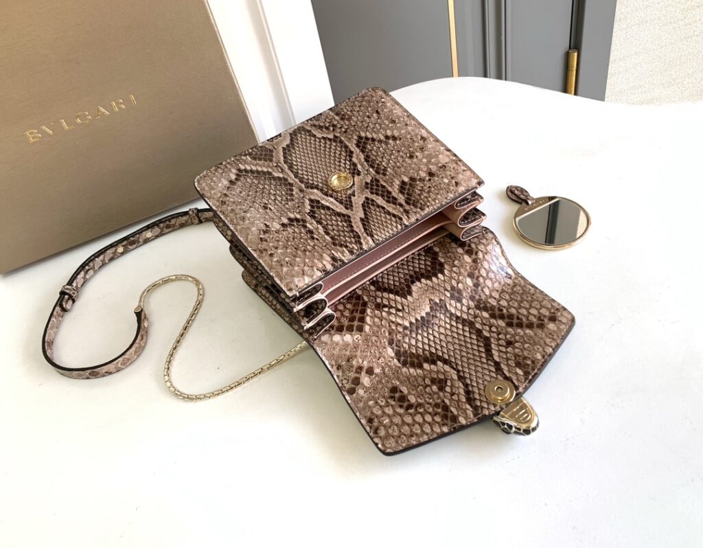 BVLGARI 宝格丽 Serpenti Forever 迷雾蛋白石灰色亮面蟒蛇皮蛇头包 奢华手提斜挎包 2种尺寸 – Image 6 BVLGARI 宝格丽 Serpenti Forever 迷雾蛋白石灰色亮面蟒蛇皮蛇头包 奢华手提斜挎包 2种尺寸 – Image 6