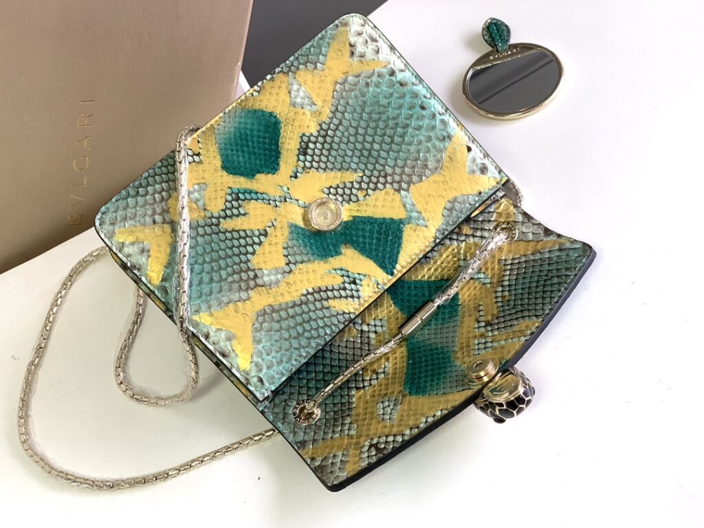BVLGARI 宝格丽 Serpenti Forever 翡翠绿色描金亮面蟒蛇皮蛇头包 真皮风琴包 单肩斜挎包3尺寸 – Image 6 BVLGARI 宝格丽 Serpenti Forever 翡翠绿色描金亮面蟒蛇皮蛇头包 真皮风琴包 单肩斜挎包3尺寸 – Image 6