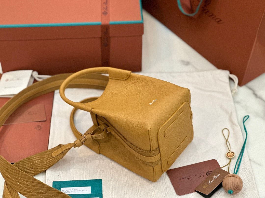 52-4.jpeg Loro Piana 诺悠翩雅 Bale 迷你水桶包16x23cm 粒面小牛皮肩背与斜挎手袋 - 图片 16