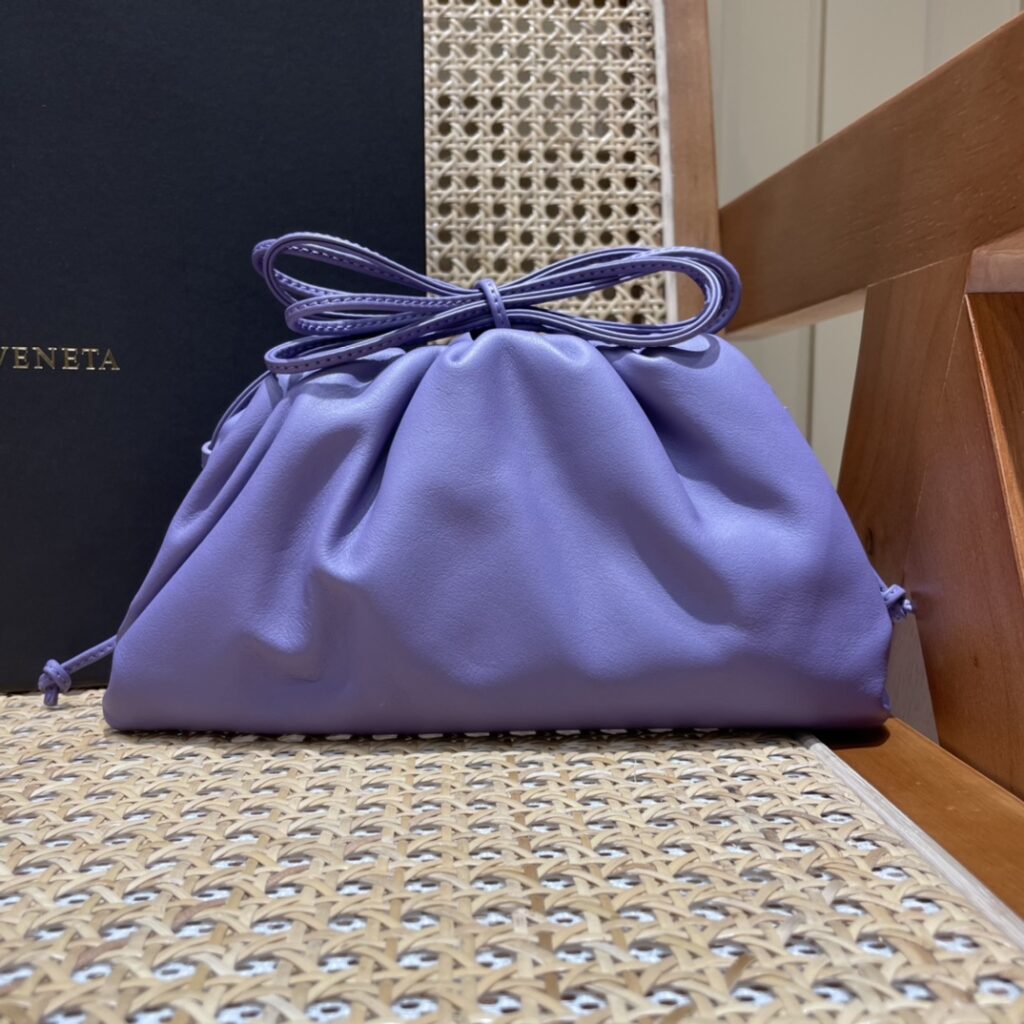 BV 葆蝶家 The Mini Pouch 迷你云朵包22cm 小牛皮单肩斜挎手拿包 8色 – Image 13 BV 葆蝶家 The Mini Pouch 迷你云朵包22cm 小牛皮单肩斜挎手拿包 8色 – Image 13