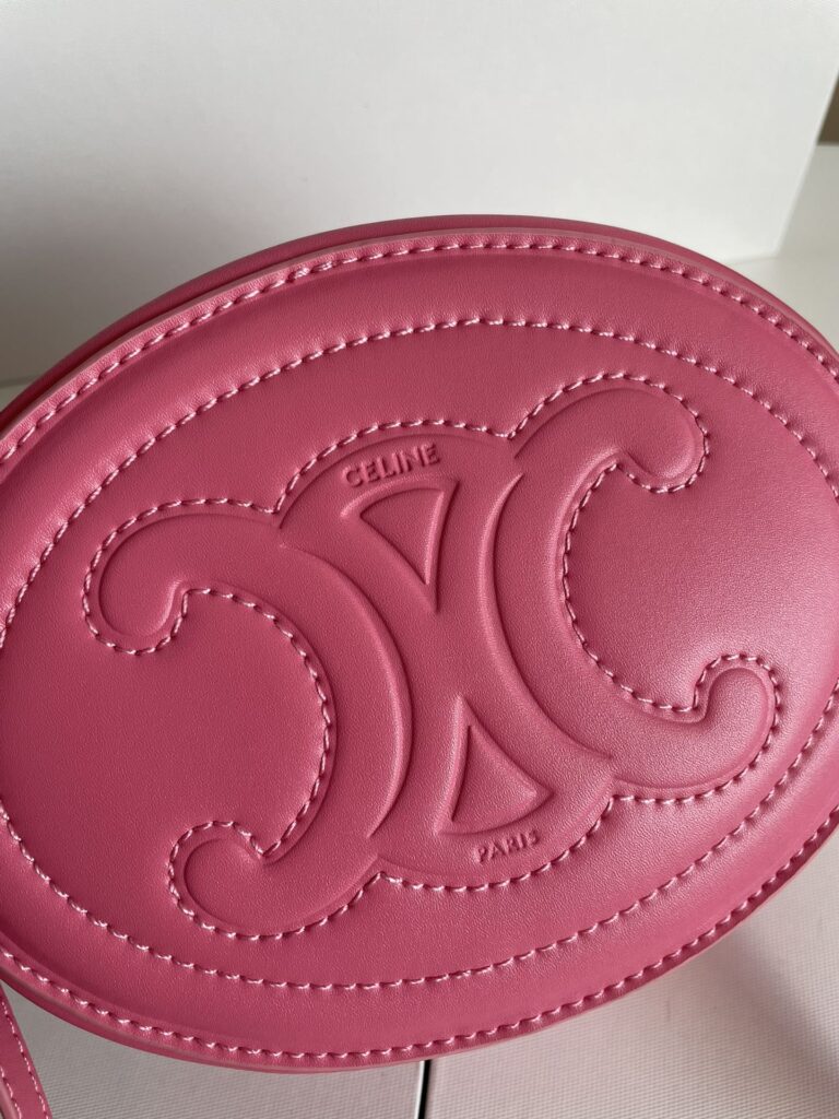 赛琳 CELINE 光滑牛皮椭圆形斜挎包16cm 小月饼包 多色可选 TRIOMPHE 标志印花 – Image 5 赛琳 CELINE 光滑牛皮椭圆形斜挎包16cm 小月饼包 多色可选 TRIOMPHE 标志印花 – Image 5