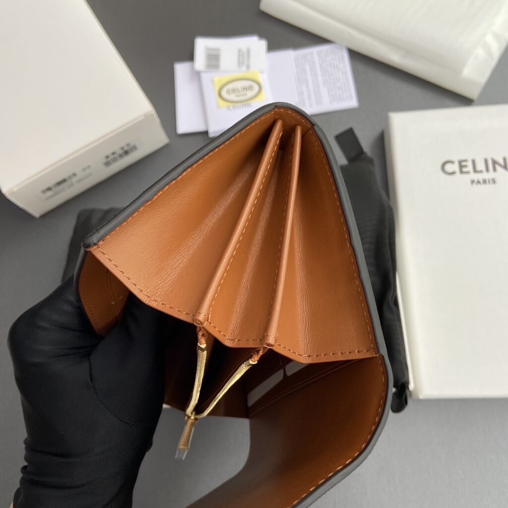 CELINE 赛琳 TRIOMPHE 凯旋门大号翻盖钱包19cm WOC 经典老花、黑色与卵石色小牛皮 – Image 6 CELINE 赛琳 TRIOMPHE 凯旋门大号翻盖钱包19cm WOC 经典老花、黑色与卵石色小牛皮 – Image 6