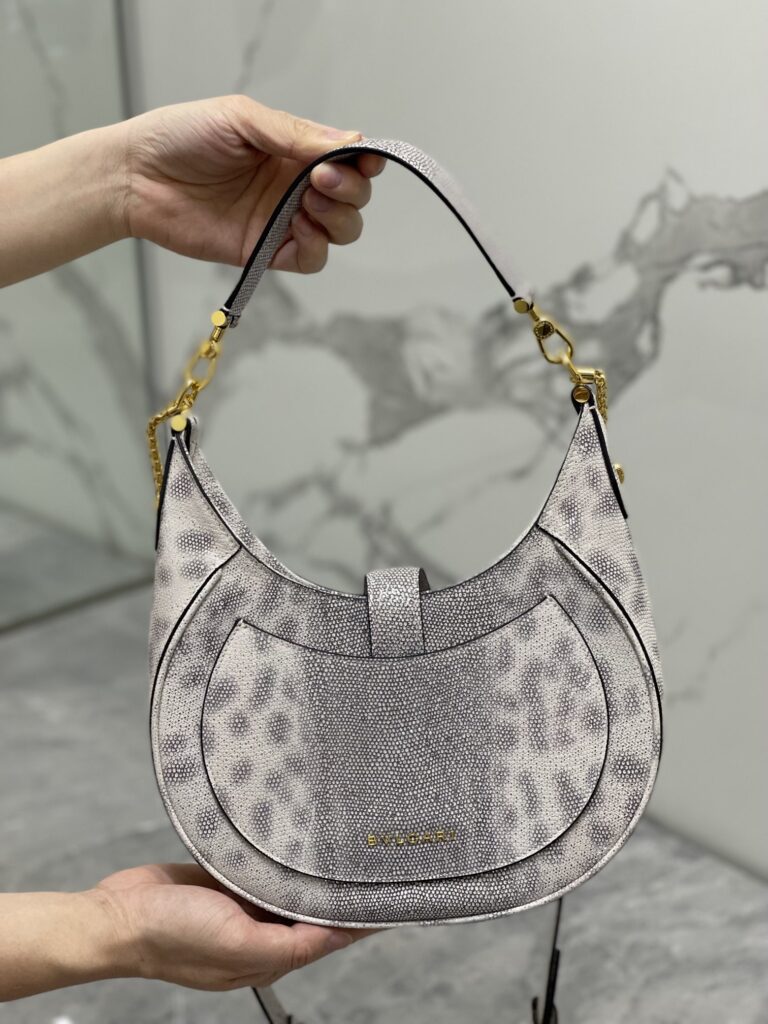 BVLGARI 宝格丽 SERPENTI ELLIPSE 系列半月包 银粉小牛皮奢华斜挎单肩包 19.5cm/25.5cm – Image 2 BVLGARI 宝格丽 SERPENTI ELLIPSE 系列半月包 银粉小牛皮奢华斜挎单肩包 19.5cm/25.5cm – Image 2
