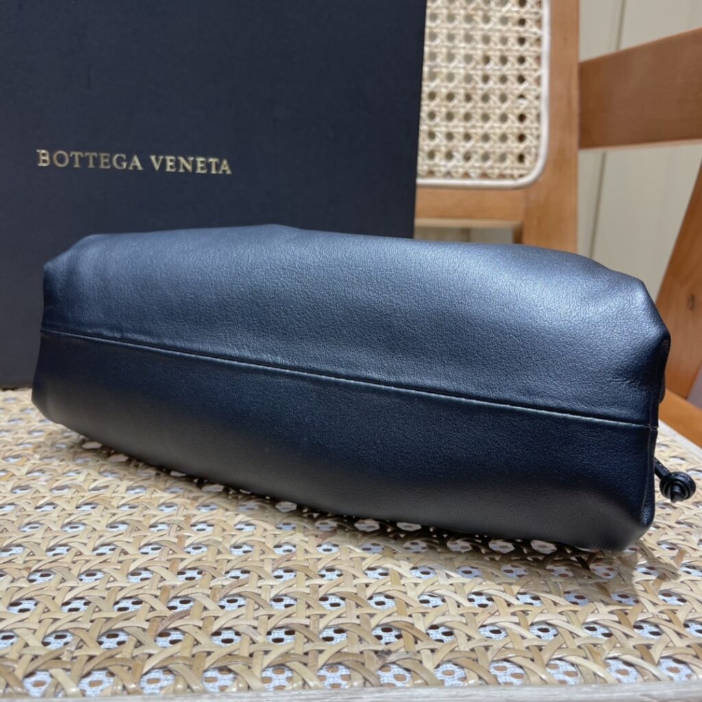 BV 葆蝶家 The Mini Pouch 迷你云朵包22cm 小牛皮单肩斜挎手拿包 8色 – Image 4 BV 葆蝶家 The Mini Pouch 迷你云朵包22cm 小牛皮单肩斜挎手拿包 8色 – Image 4