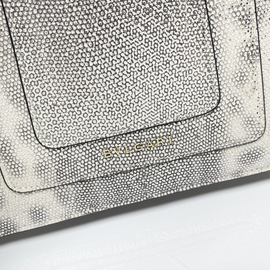 BVLGARI宝格丽 Serpenti Forever 银白色水蛇皮翻盖包 奢华蛇头包单肩斜挎包 20cm – Image 6 BVLGARI宝格丽 Serpenti Forever 银白色水蛇皮翻盖包 奢华蛇头包单肩斜挎包 20cm – Image 6