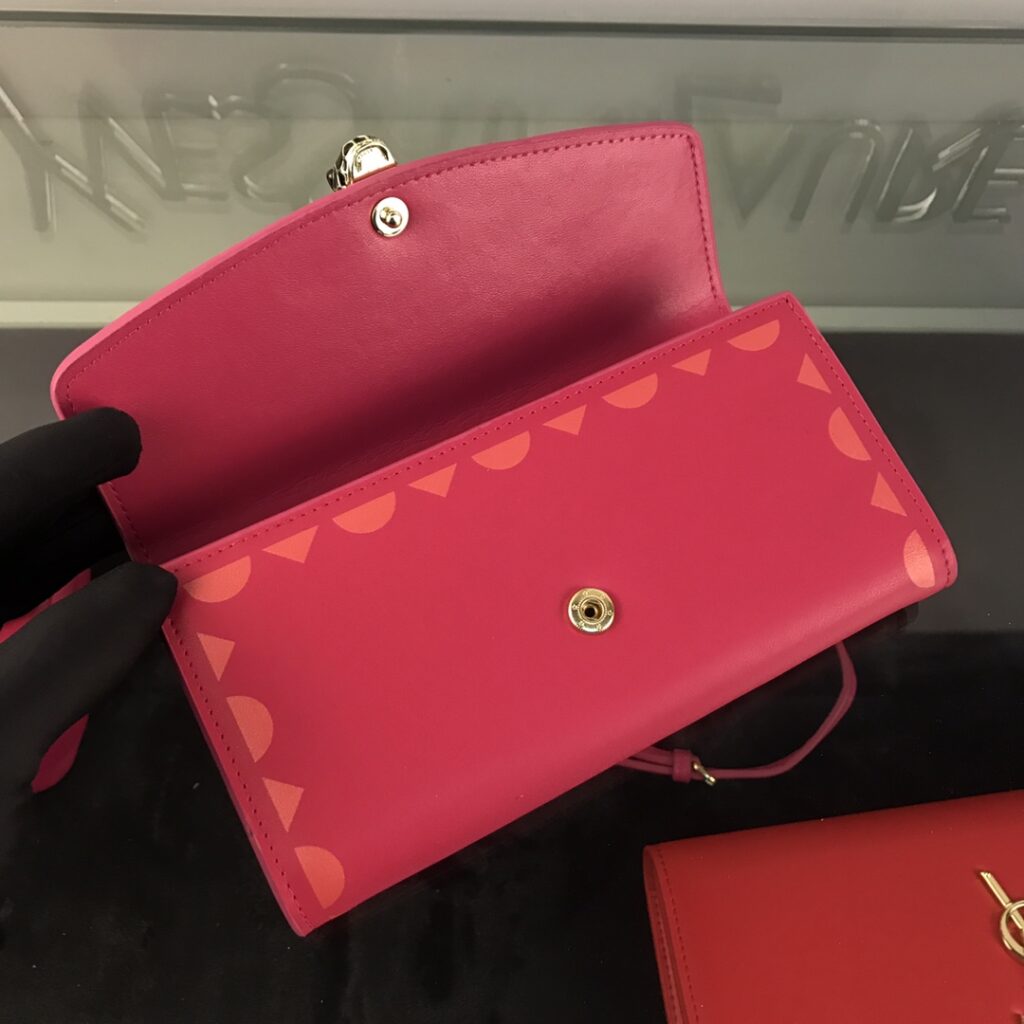 宝格丽 BVLGARI 经典蛇头扣拉链长款钱夹 19cm 玫红星形印花女士斜挎链条包 – Image 6 宝格丽 BVLGARI 经典蛇头扣拉链长款钱夹 19cm 玫红星形印花女士斜挎链条包 – Image 6