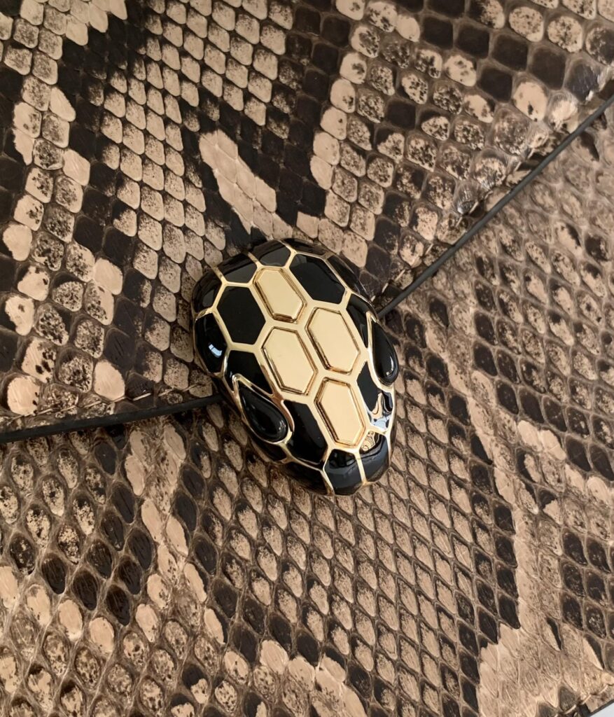 BVLGARI 宝格丽 Serpenti Forever 迷雾蛋白石灰色亮面蟒蛇皮蛇头包 奢华手提斜挎包 2种尺寸 – Image 7 BVLGARI 宝格丽 Serpenti Forever 迷雾蛋白石灰色亮面蟒蛇皮蛇头包 奢华手提斜挎包 2种尺寸 – Image 7
