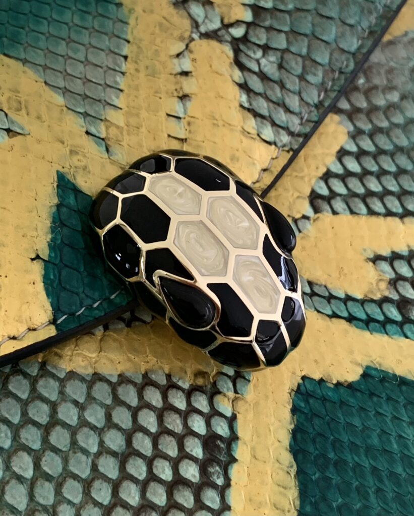 BVLGARI 宝格丽 Serpenti Forever 翡翠绿色描金亮面蟒蛇皮蛇头包 真皮风琴包 单肩斜挎包3尺寸 – Image 7 BVLGARI 宝格丽 Serpenti Forever 翡翠绿色描金亮面蟒蛇皮蛇头包 真皮风琴包 单肩斜挎包3尺寸 – Image 7