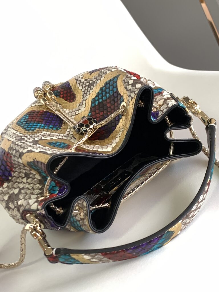 BVLGARI 宝格丽 Serpenti Forever 蟒蛇皮水桶包 奢华满天星与炫彩玛瑙拼色女士斜挎手提包 2尺寸 – Image 7 BVLGARI 宝格丽 Serpenti Forever 蟒蛇皮水桶包 奢华满天星与炫彩玛瑙拼色女士斜挎手提包 2尺寸 – Image 7