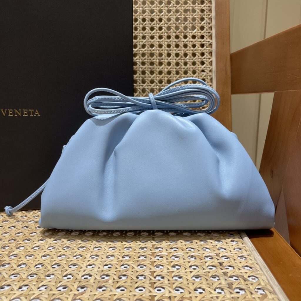 BV 葆蝶家 The Mini Pouch 迷你云朵包22cm 小牛皮单肩斜挎手拿包 8色 – Image 14 BV 葆蝶家 The Mini Pouch 迷你云朵包22cm 小牛皮单肩斜挎手拿包 8色 – Image 14