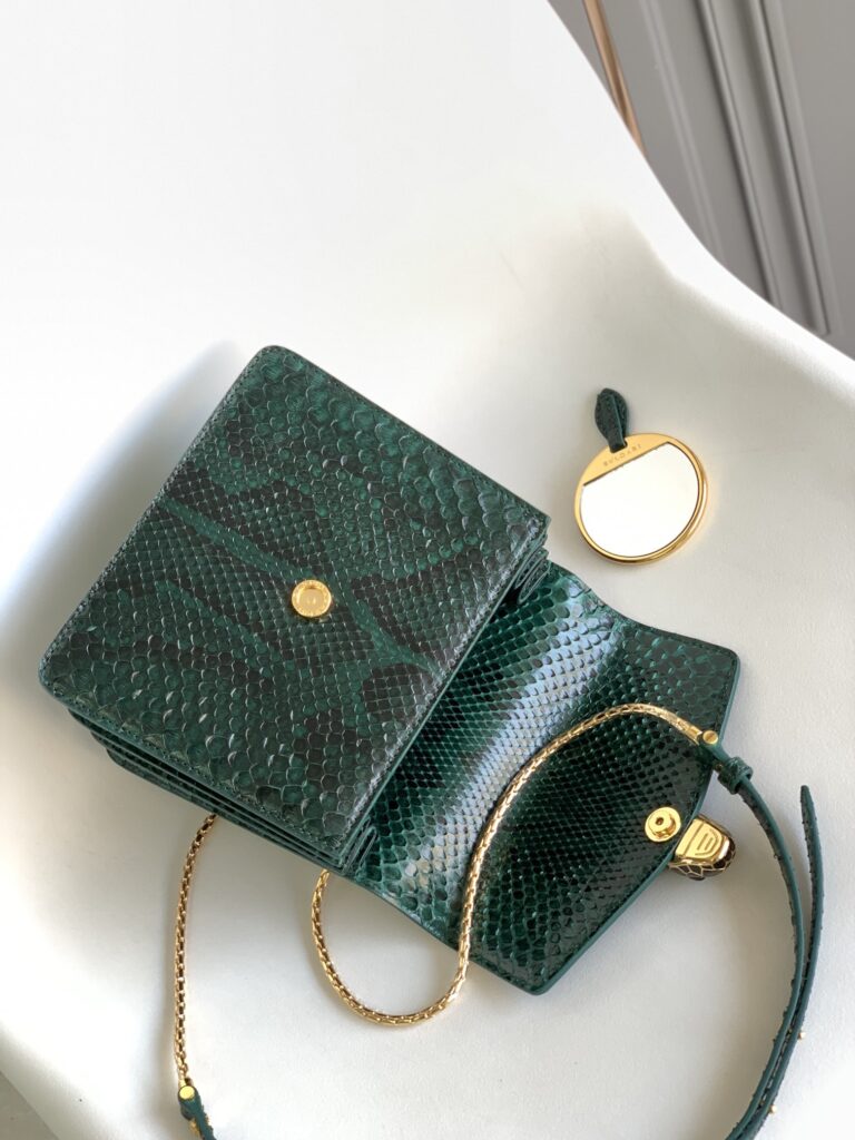 宝格丽 Bvlgari Serpenti Forever 森林翡翠绿蟒蛇皮蛇头包18cm 三层手提风琴包 – Image 7 宝格丽 Bvlgari Serpenti Forever 森林翡翠绿蟒蛇皮蛇头包18cm 三层手提风琴包 – Image 7