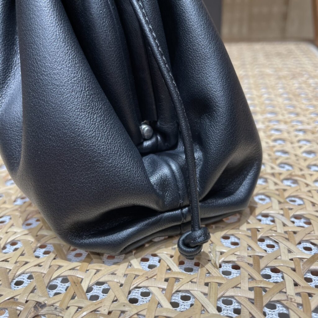 BV 葆蝶家 The Mini Pouch 迷你云朵包22cm 小牛皮单肩斜挎手拿包 8色 – Image 5 BV 葆蝶家 The Mini Pouch 迷你云朵包22cm 小牛皮单肩斜挎手拿包 8色 – Image 5