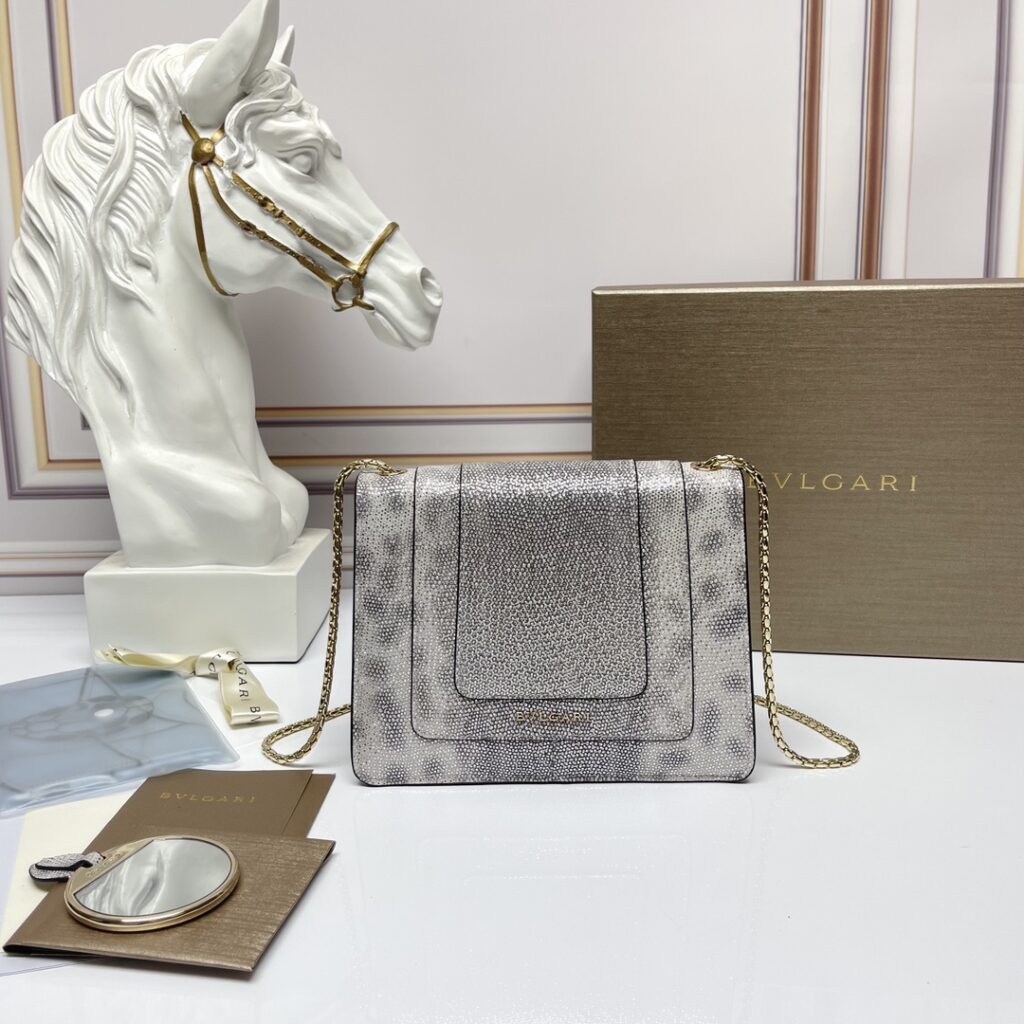BVLGARI宝格丽 Serpenti Forever 银白色水蛇皮翻盖包 奢华蛇头包单肩斜挎包 20cm – Image 7 BVLGARI宝格丽 Serpenti Forever 银白色水蛇皮翻盖包 奢华蛇头包单肩斜挎包 20cm – Image 7
