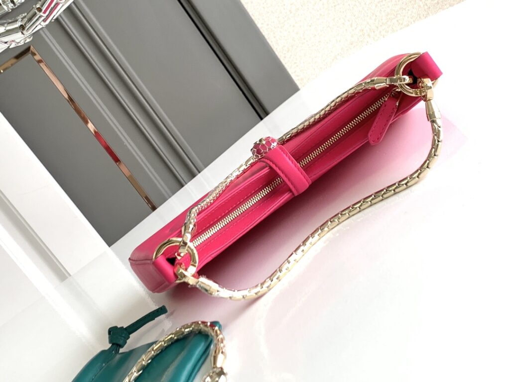 BVLGARI 宝格丽 SERPENTI BAIA 系列小号肩包 纯正碧玺玫红/翡翠绿都会小牛皮经典蛇头包 腋下包 – Image 5 BVLGARI 宝格丽 SERPENTI BAIA 系列小号肩包 纯正碧玺玫红/翡翠绿都会小牛皮经典蛇头包 腋下包 – Image 5