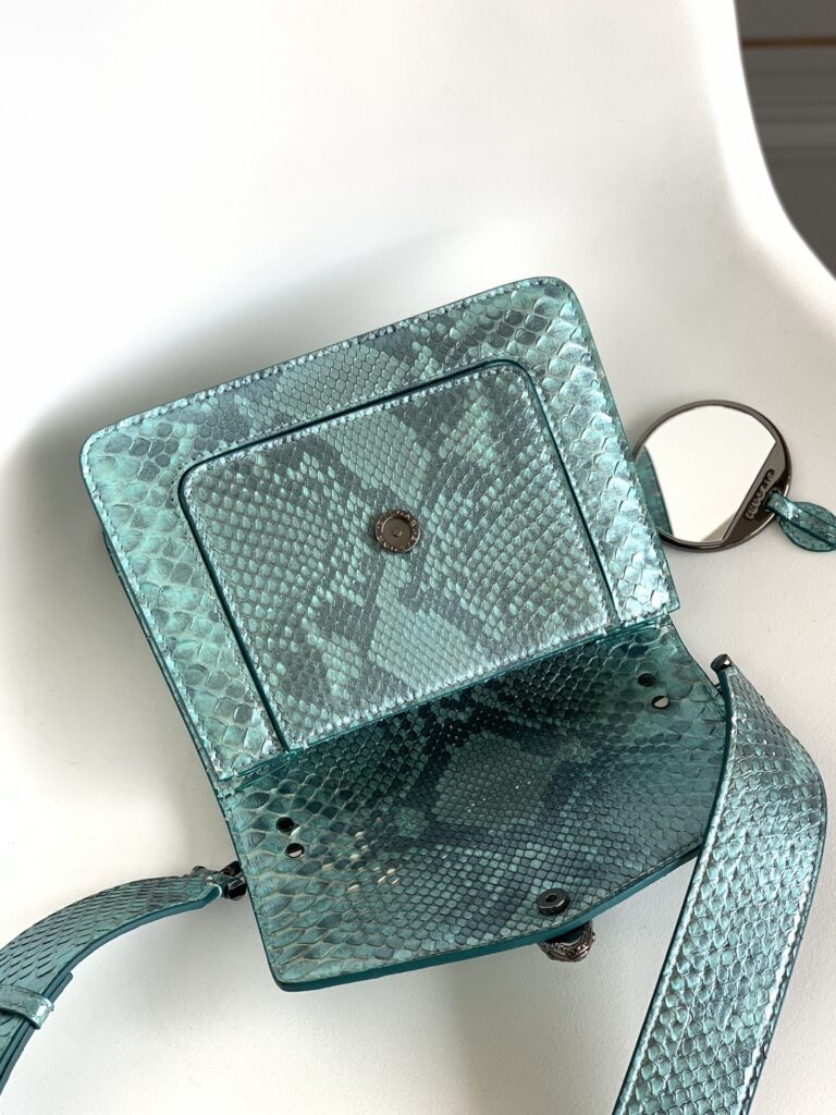 BVLGARI 宝格丽 Serpenti Forever 蟒蛇皮女包 海蓝宝石浅蓝色 MaxiChain 蛇头包 中号/小号 – Image 5 BVLGARI 宝格丽 Serpenti Forever 蟒蛇皮女包 海蓝宝石浅蓝色 MaxiChain 蛇头包 中号/小号 – Image 5