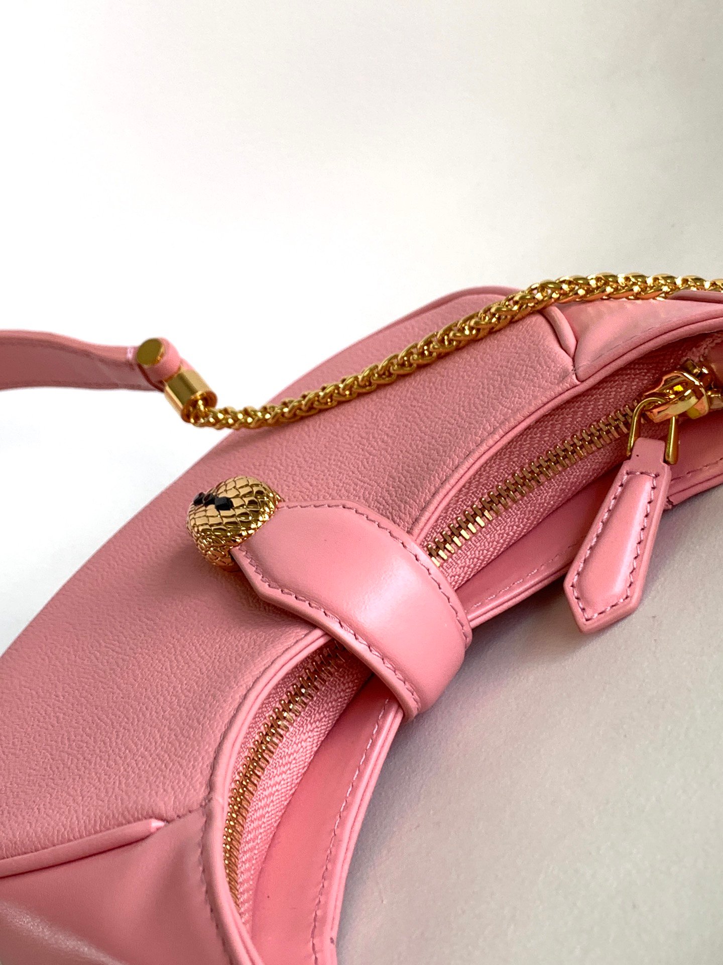 7-172.jpeg BVLGARI 宝格丽 Serpenti Ellipse 系列小型斜挎包20cm 小牛皮半月形 Hobo 单肩包 配蛇头搭扣 - 图片 5
