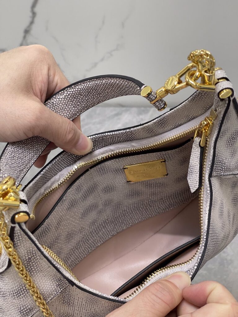 BVLGARI 宝格丽 SERPENTI ELLIPSE 系列半月包 银粉小牛皮奢华斜挎单肩包 19.5cm/25.5cm – Image 3 BVLGARI 宝格丽 SERPENTI ELLIPSE 系列半月包 银粉小牛皮奢华斜挎单肩包 19.5cm/25.5cm – Image 3