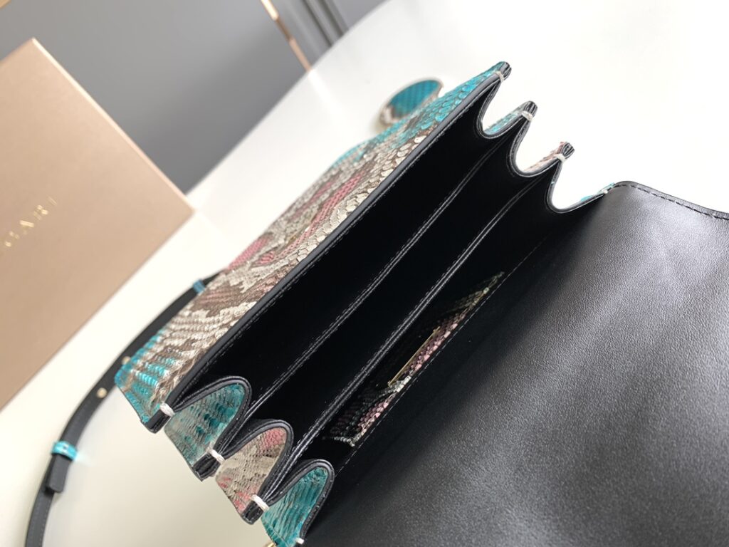 宝格丽 BVLGARI Serpenti Forever 蟒蛇皮翻盖包 VIP定制北极碧玉色奢华珍稀皮蛇头包 手提风琴包 链条斜挎包 双尺寸可选 – Image 7 宝格丽 BVLGARI Serpenti Forever 蟒蛇皮翻盖包 VIP定制北极碧玉色奢华珍稀皮蛇头包 手提风琴包 链条斜挎包 双尺寸可选 – Image 7