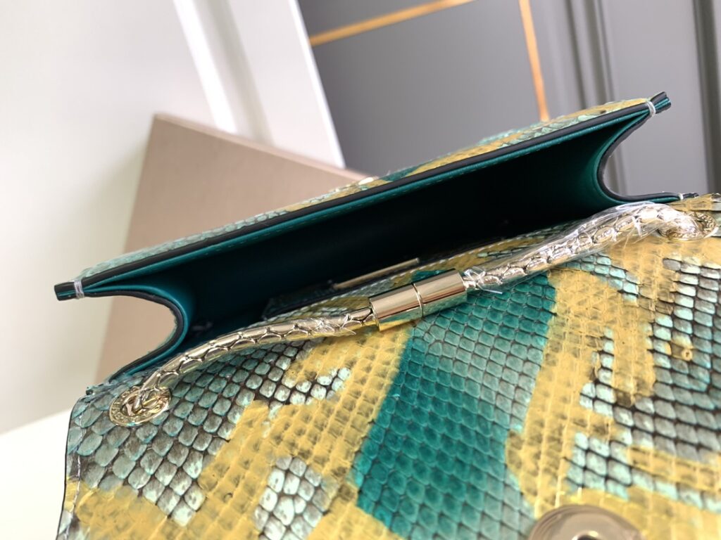 BVLGARI 宝格丽 Serpenti Forever 翡翠绿色描金亮面蟒蛇皮蛇头包 真皮风琴包 单肩斜挎包3尺寸 – Image 9 BVLGARI 宝格丽 Serpenti Forever 翡翠绿色描金亮面蟒蛇皮蛇头包 真皮风琴包 单肩斜挎包3尺寸 – Image 9