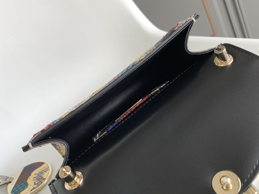 BVLGARI 宝格丽 Serpenti Forever 蛇头包 珍贵白玛瑙炫彩Lunar蟒蛇皮斜挎包 链条包 20cm/27cm奢华晚宴包 – Image 6 BVLGARI 宝格丽 Serpenti Forever 蛇头包 珍贵白玛瑙炫彩Lunar蟒蛇皮斜挎包 链条包 20cm/27cm奢华晚宴包 – Image 6