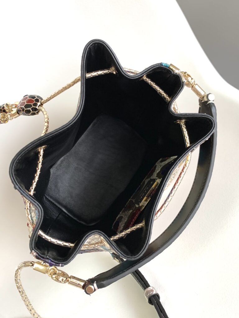 BVLGARI 宝格丽 Serpenti Forever 蟒蛇皮水桶包 奢华满天星与炫彩玛瑙拼色女士斜挎手提包 2尺寸 – Image 8 BVLGARI 宝格丽 Serpenti Forever 蟒蛇皮水桶包 奢华满天星与炫彩玛瑙拼色女士斜挎手提包 2尺寸 – Image 8