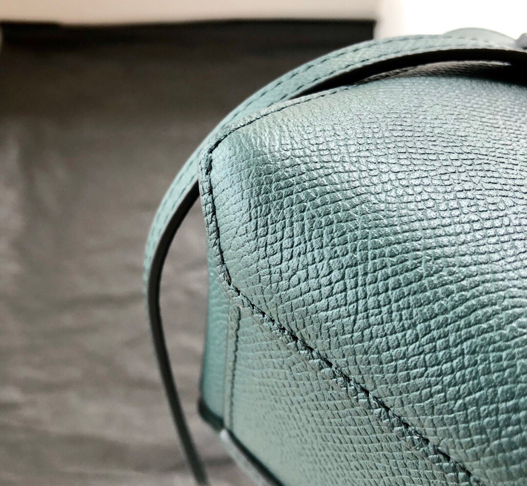 赛琳 CELINE 粒面牛皮鲶鱼包 BELT PICO 5色可选 2种尺寸斜挎包 21cm/15cm – Image 8 赛琳 CELINE 粒面牛皮鲶鱼包 BELT PICO 5色可选 2种尺寸斜挎包 21cm/15cm – Image 8