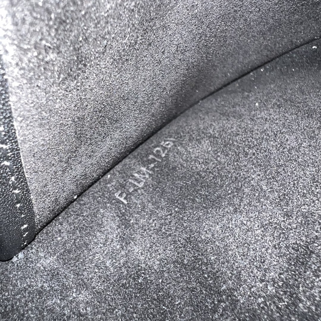CELINE 赛琳 经典腋下包25cm AVA STRAP 黑色小牛皮新月包 可调节肩带 – Image 9 CELINE 赛琳 经典腋下包25cm AVA STRAP 黑色小牛皮新月包 可调节肩带 – Image 9