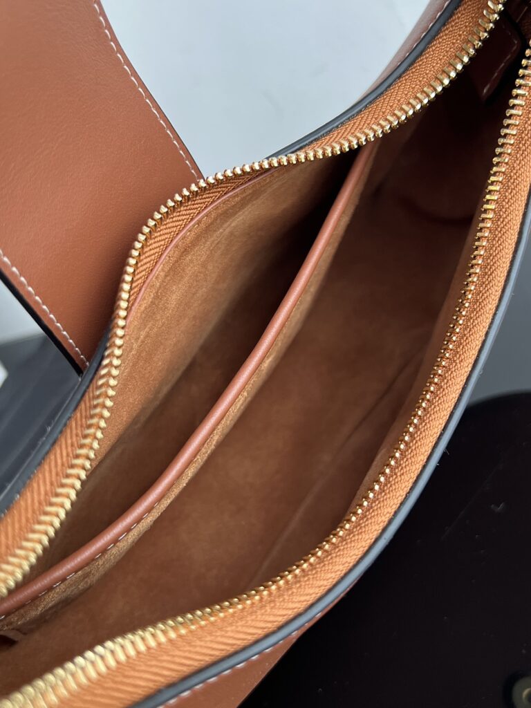 CELINE 赛琳 棕色牛皮凯旋门腋下包 AVA TRIOMPHE 经典复古半月包23cm – Image 4 CELINE 赛琳 棕色牛皮凯旋门腋下包 AVA TRIOMPHE 经典复古半月包23cm – Image 4