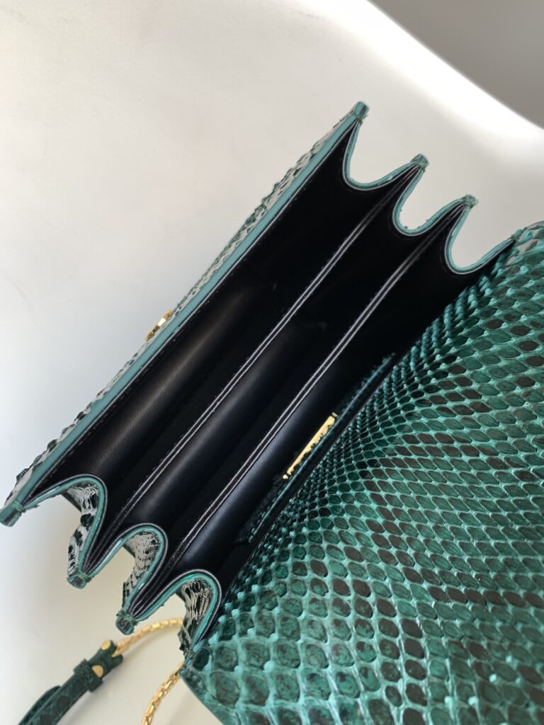 宝格丽 Bvlgari Serpenti Forever 森林翡翠绿蟒蛇皮蛇头包18cm 三层手提风琴包 – Image 9 宝格丽 Bvlgari Serpenti Forever 森林翡翠绿蟒蛇皮蛇头包18cm 三层手提风琴包 – Image 9