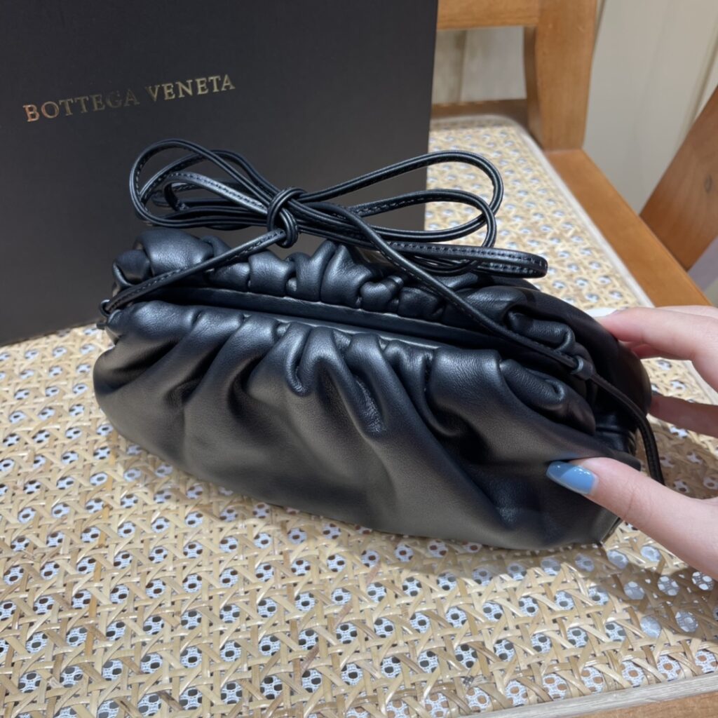 BV 葆蝶家 The Mini Pouch 迷你云朵包22cm 小牛皮单肩斜挎手拿包 8色 – Image 7 BV 葆蝶家 The Mini Pouch 迷你云朵包22cm 小牛皮单肩斜挎手拿包 8色 – Image 7