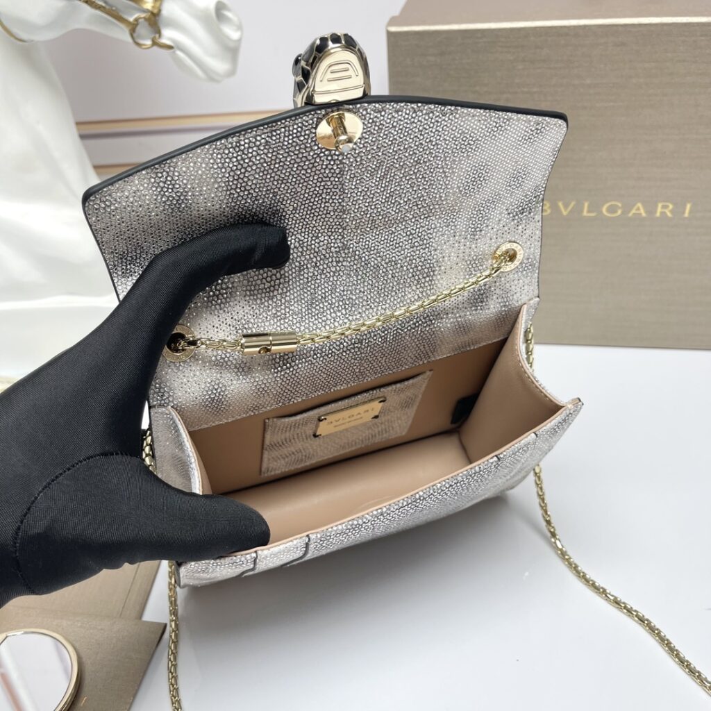 BVLGARI宝格丽 Serpenti Forever 银白色水蛇皮翻盖包 奢华蛇头包单肩斜挎包 20cm – Image 9 BVLGARI宝格丽 Serpenti Forever 银白色水蛇皮翻盖包 奢华蛇头包单肩斜挎包 20cm – Image 9