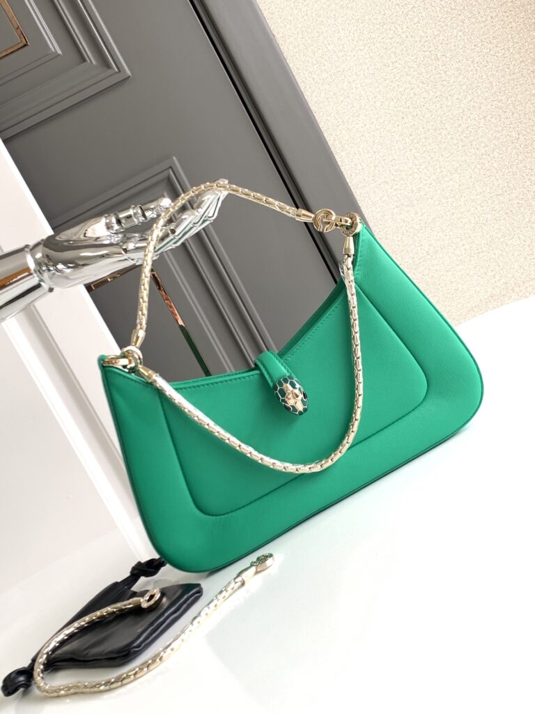 BVLGARI 宝格丽 SERPENTI BAIA 系列小号肩包 纯正碧玺玫红/翡翠绿都会小牛皮经典蛇头包 腋下包 – Image 7 BVLGARI 宝格丽 SERPENTI BAIA 系列小号肩包 纯正碧玺玫红/翡翠绿都会小牛皮经典蛇头包 腋下包 – Image 7