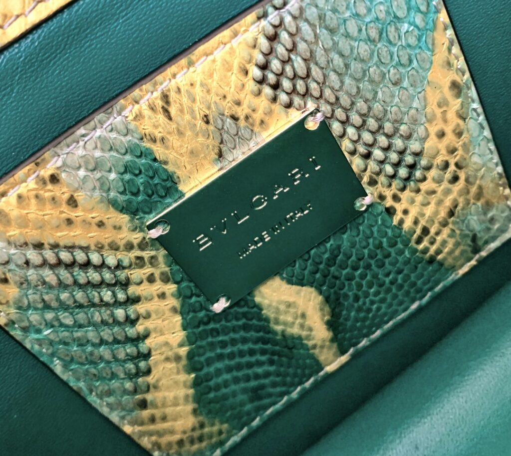 BVLGARI 宝格丽 Serpenti Forever 翡翠绿色描金亮面蟒蛇皮蛇头包 真皮风琴包 单肩斜挎包3尺寸 – Image 10 BVLGARI 宝格丽 Serpenti Forever 翡翠绿色描金亮面蟒蛇皮蛇头包 真皮风琴包 单肩斜挎包3尺寸 – Image 10