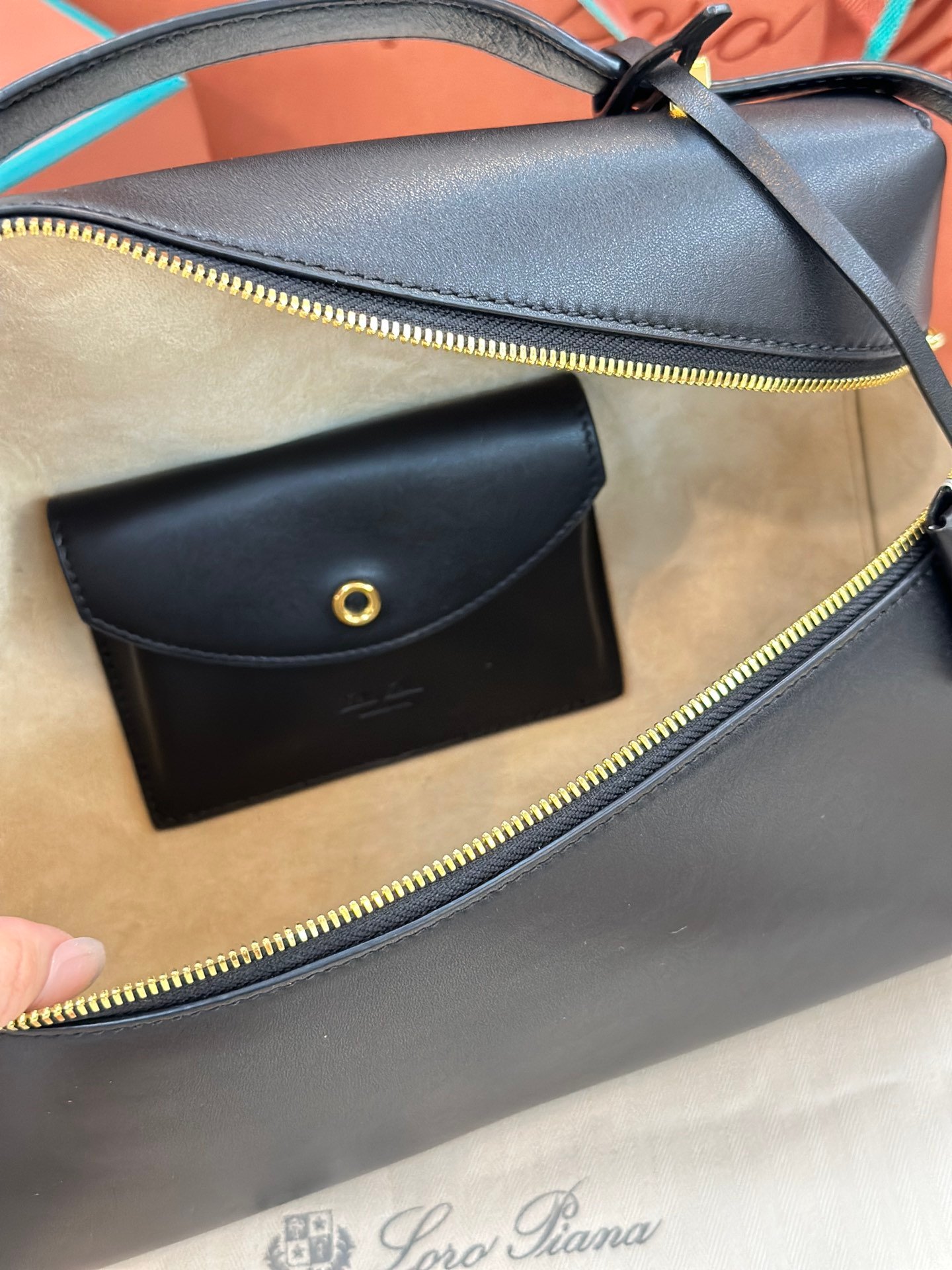 9-160.jpeg Loro Piana 诺悠翩雅 Extra Bag 27优质小牛皮手袋 配钢制五金 手提斜挎包 4色 - 图片 9