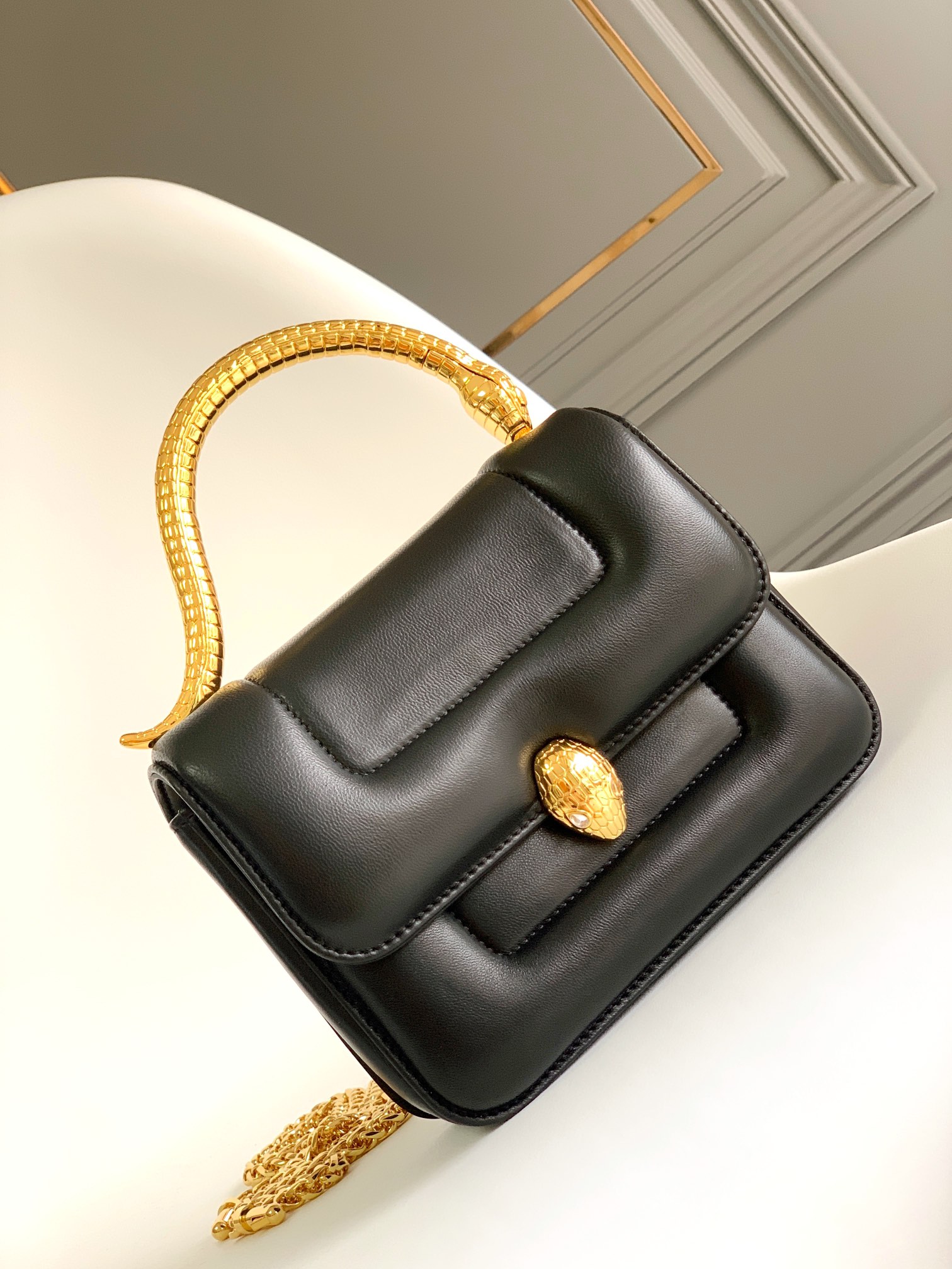 宝格丽 BVLGARI x Mary Katrantzou 联名女包 奢华金属蛇形手柄蛇头链条包 19.2cm – Image 2 宝格丽 BVLGARI x Mary Katrantzou 联名女包 奢华金属蛇形手柄蛇头链条包 19.2cm – Image 2