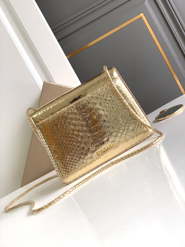 宝格丽 BVLGARI Serpenti Baia 肩包 Forever小号斜挎包 金色Molten蟒蛇皮单肩包 – Image 9 宝格丽 BVLGARI Serpenti Baia 肩包 Forever小号斜挎包 金色Molten蟒蛇皮单肩包 – Image 9