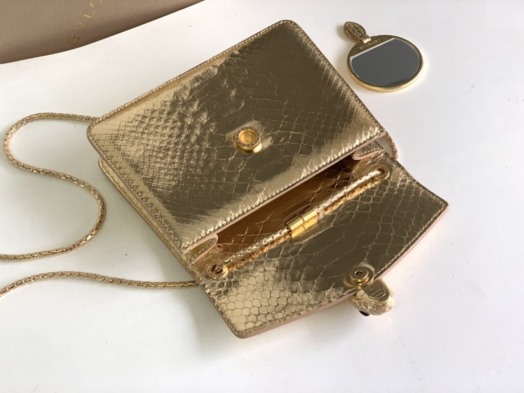 宝格丽 BVLGARI Serpenti Baia 肩包 Forever小号斜挎包 金色Molten蟒蛇皮单肩包 – Image 10 宝格丽 BVLGARI Serpenti Baia 肩包 Forever小号斜挎包 金色Molten蟒蛇皮单肩包 – Image 10