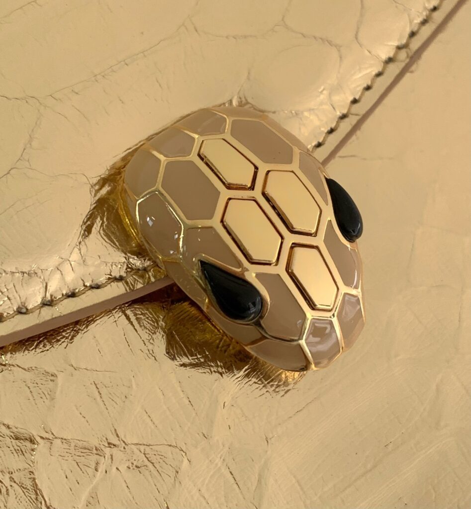 宝格丽 BVLGARI Serpenti Baia 肩包 Forever小号斜挎包 金色Molten蟒蛇皮单肩包 – Image 11 宝格丽 BVLGARI Serpenti Baia 肩包 Forever小号斜挎包 金色Molten蟒蛇皮单肩包 – Image 11